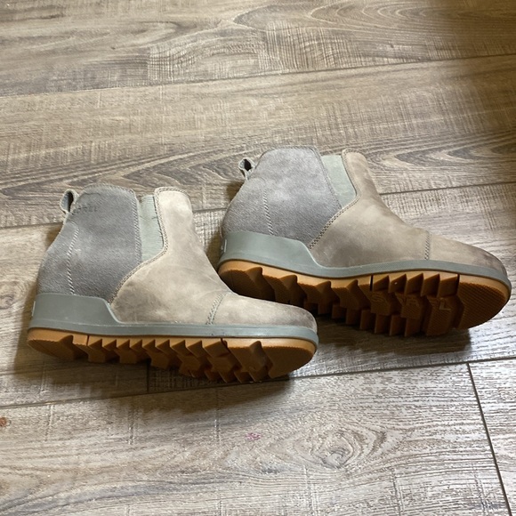 Brand new-  worn once(. too small) - Picture 2 of 3